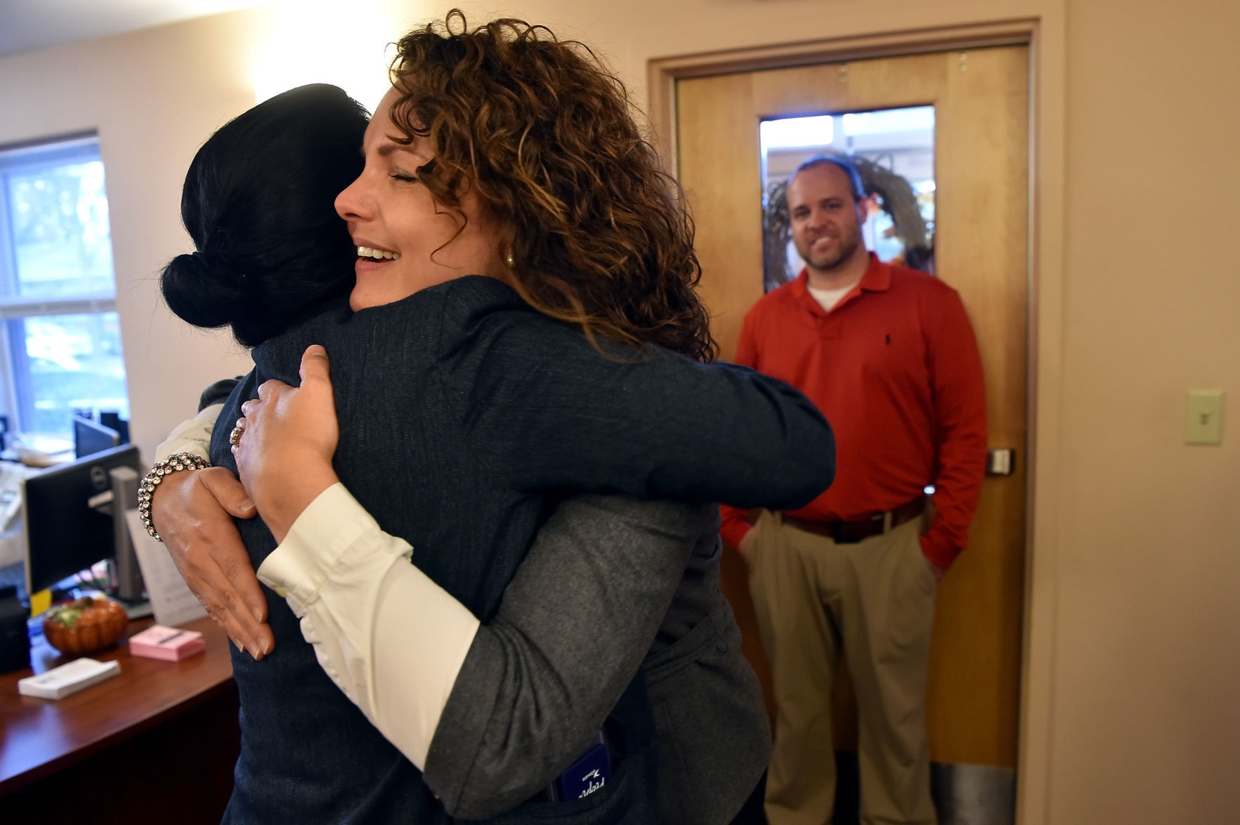 Mendoza visits The Women's Center in Carbondale